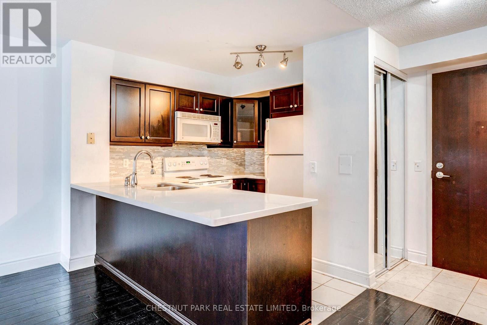 1008 - 30 GRAND TRUNK CRESCENT