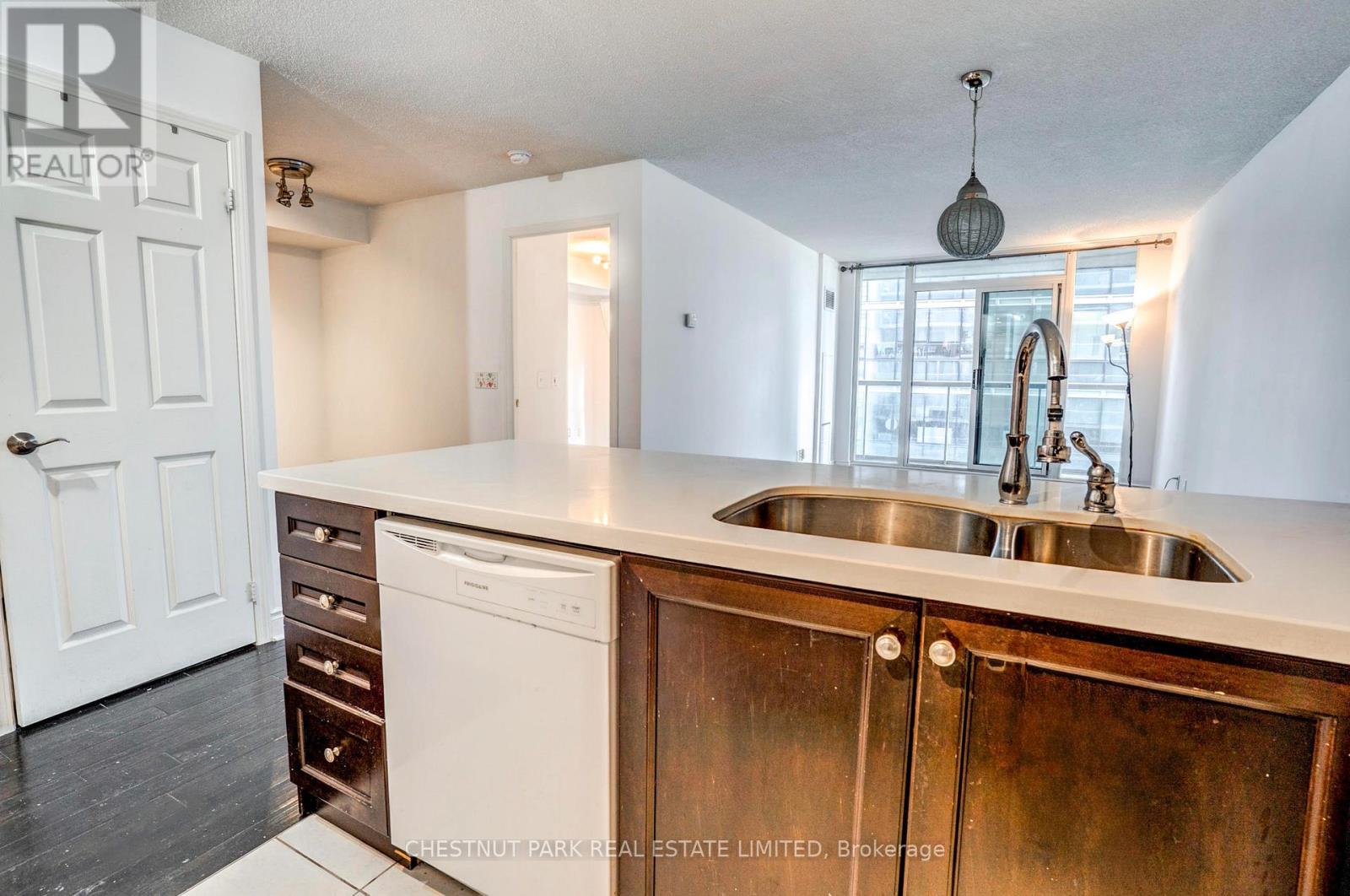 1008 - 30 GRAND TRUNK CRESCENT