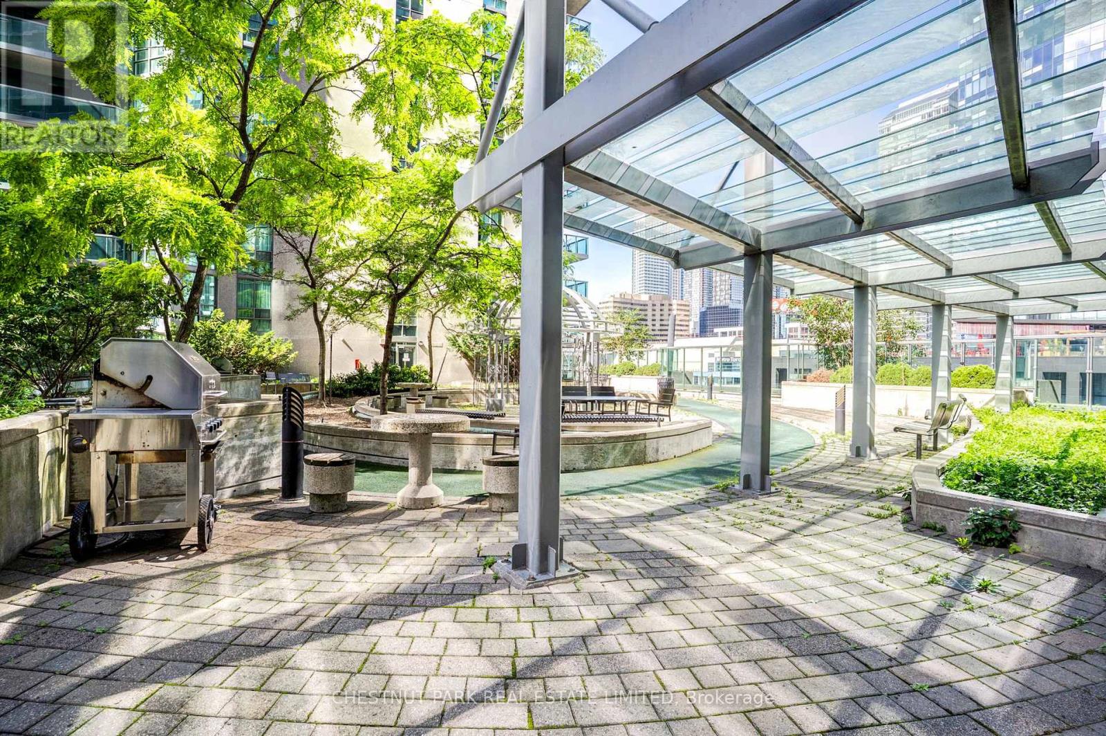 1008 - 30 GRAND TRUNK CRESCENT