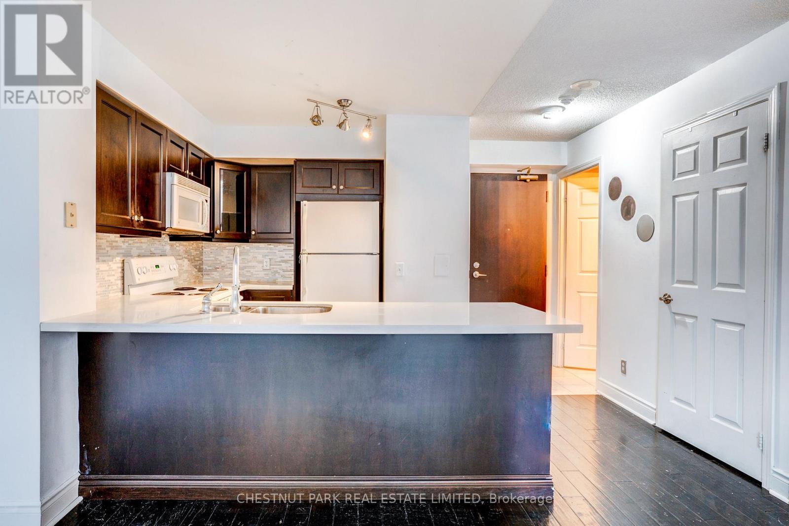 1008 - 30 GRAND TRUNK CRESCENT