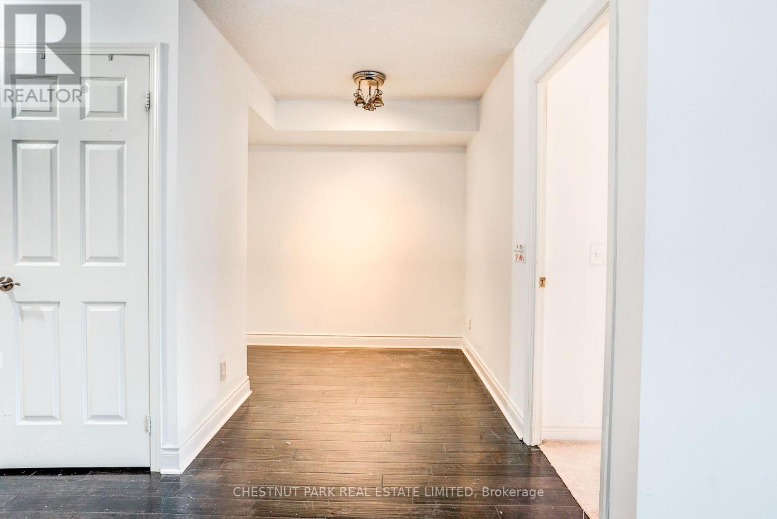 1008 - 30 GRAND TRUNK CRESCENT