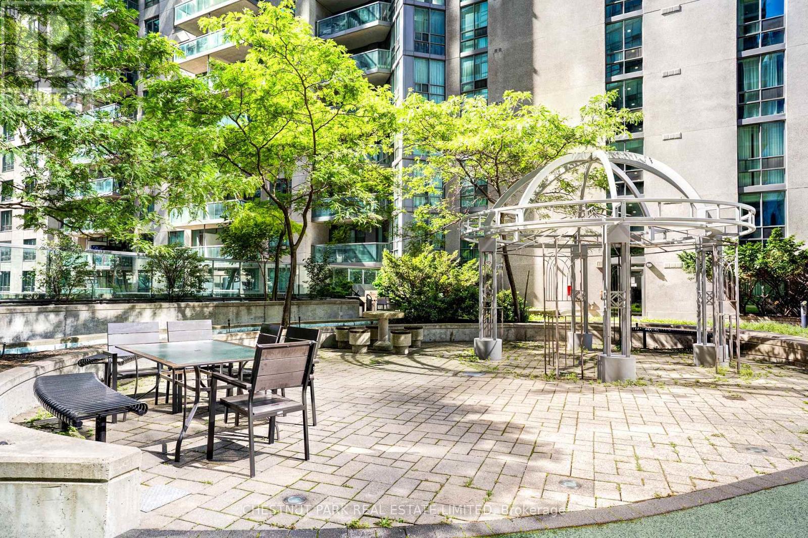 1008 - 30 GRAND TRUNK CRESCENT