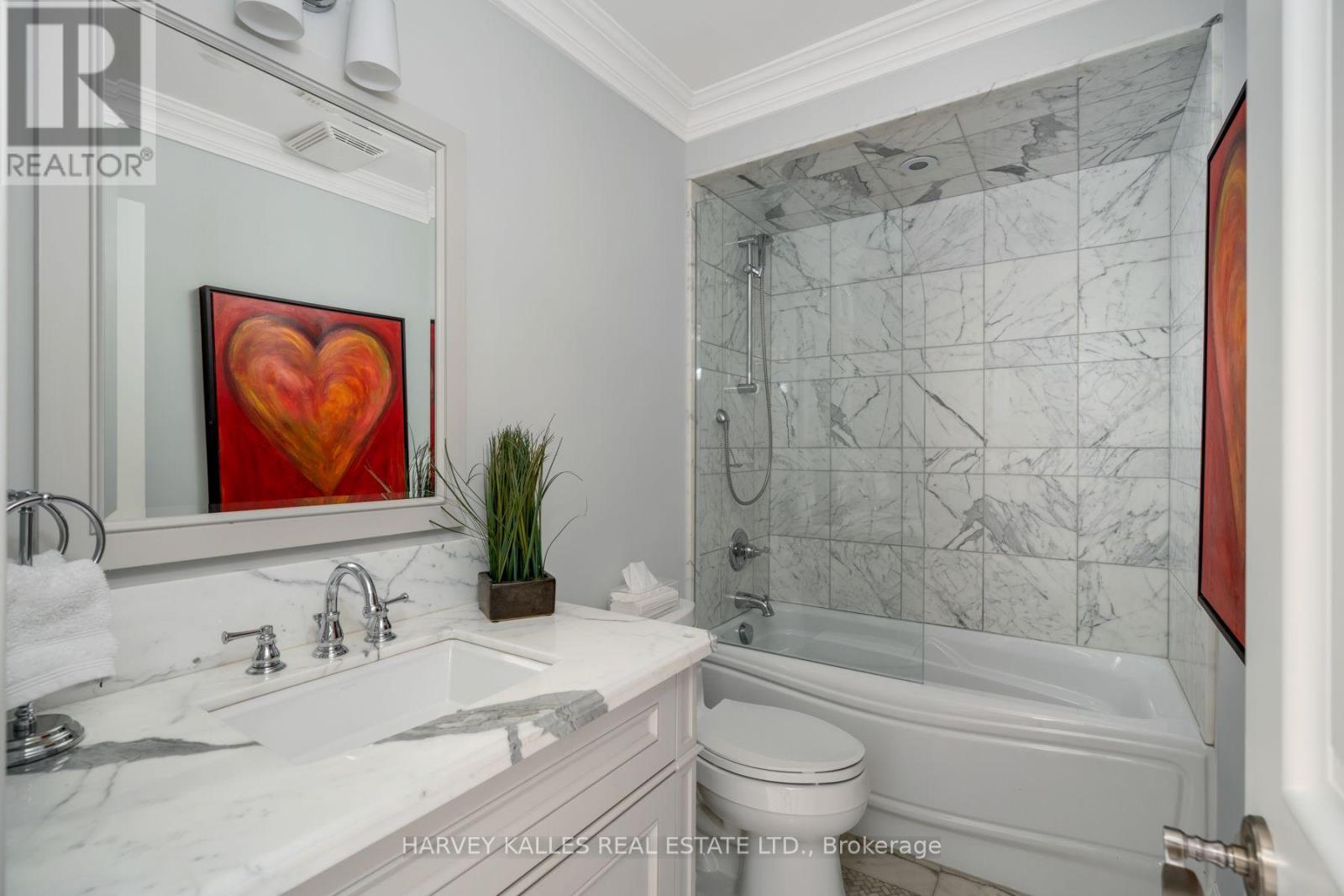 2D - 319 LONSDALE ROAD N