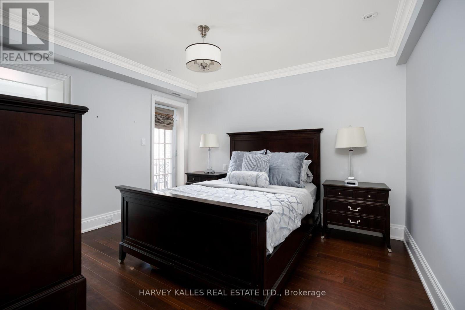 2D - 319 LONSDALE ROAD N