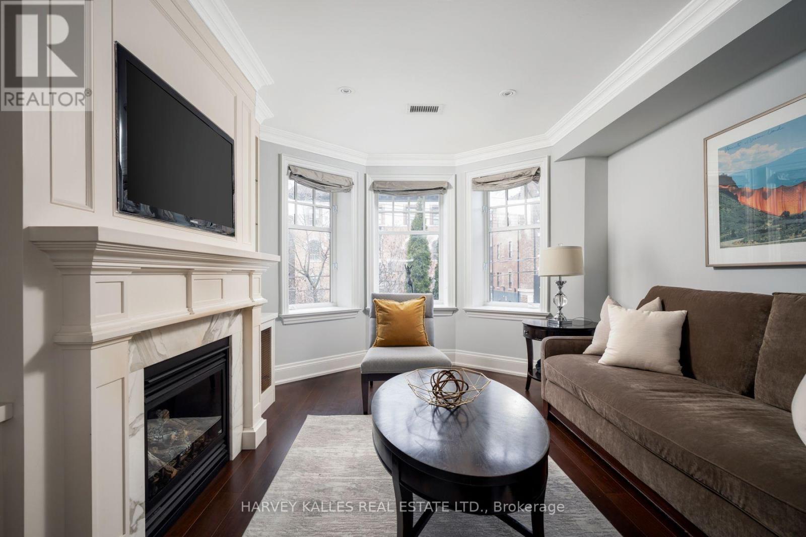 2D - 319 LONSDALE ROAD N