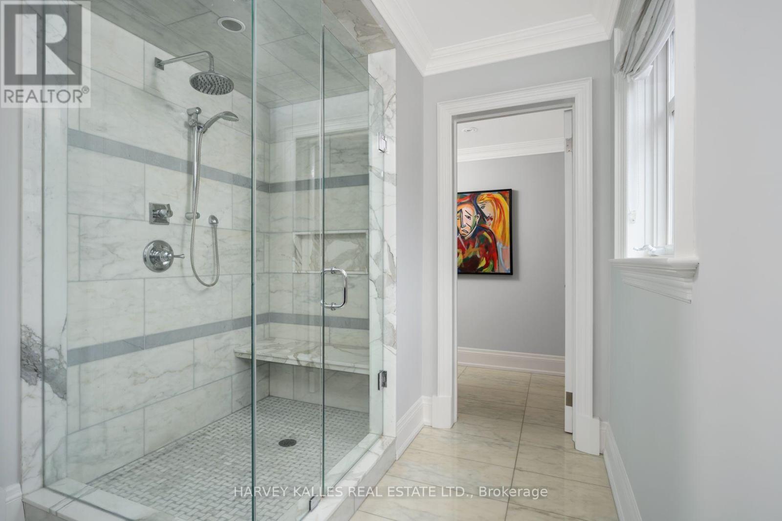2D - 319 LONSDALE ROAD N