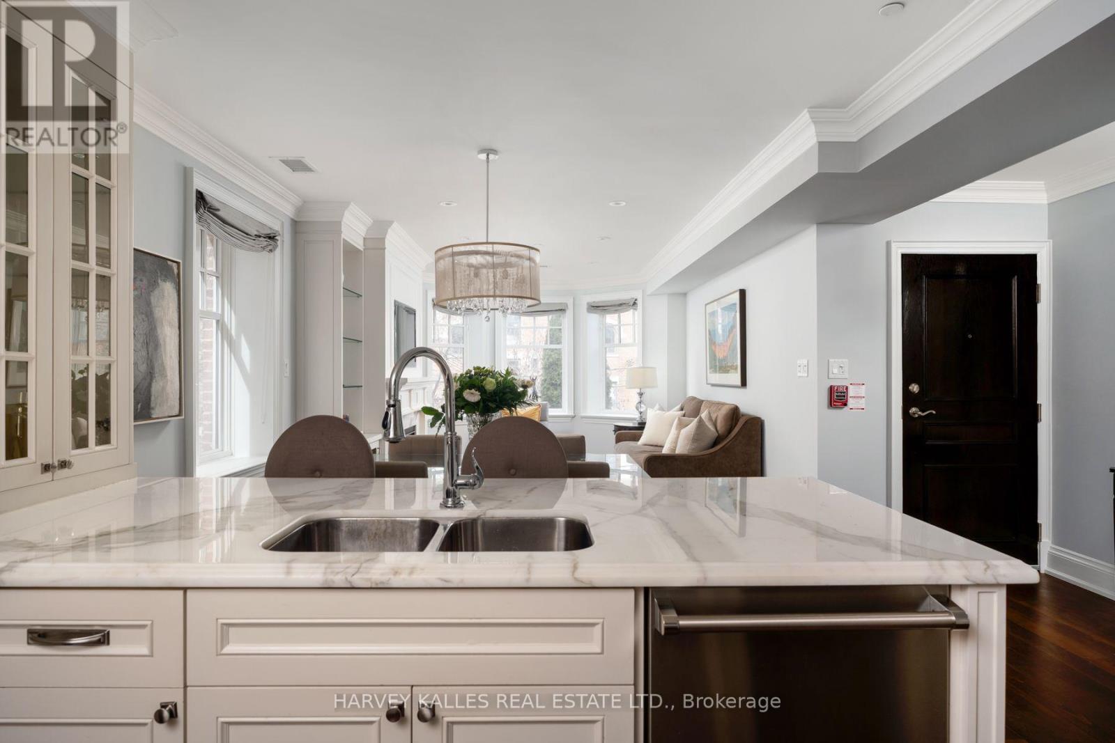2D - 319 LONSDALE ROAD N