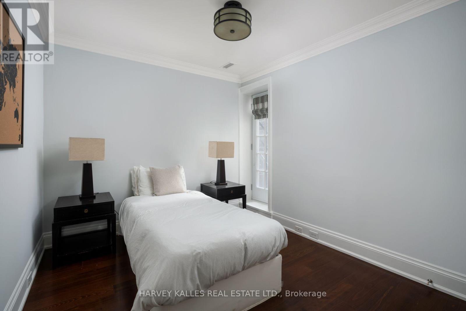 2D - 319 LONSDALE ROAD N