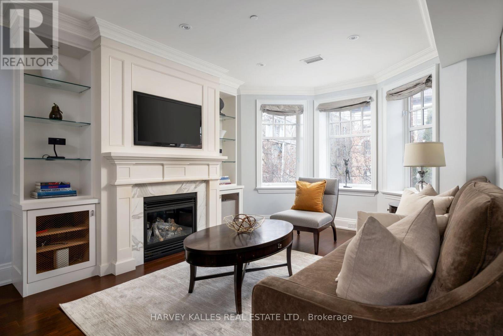 2D - 319 LONSDALE ROAD N
