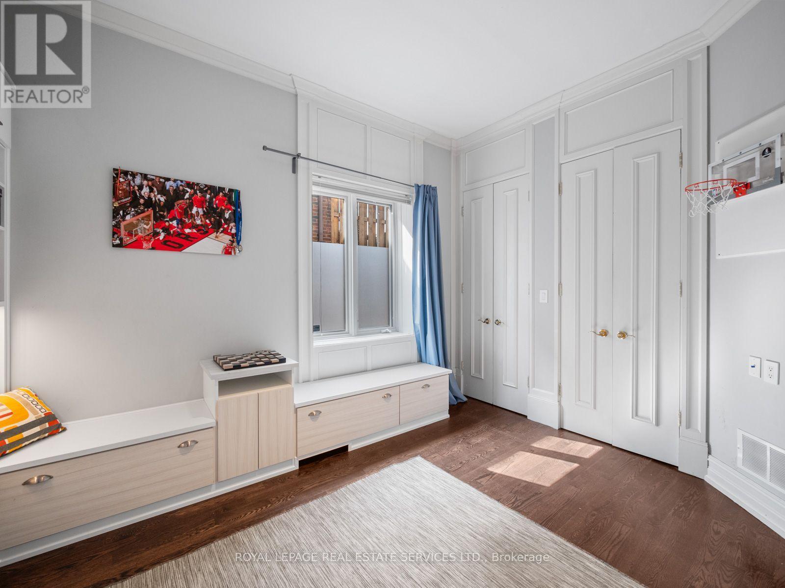 4 - 276 SPADINA ROAD