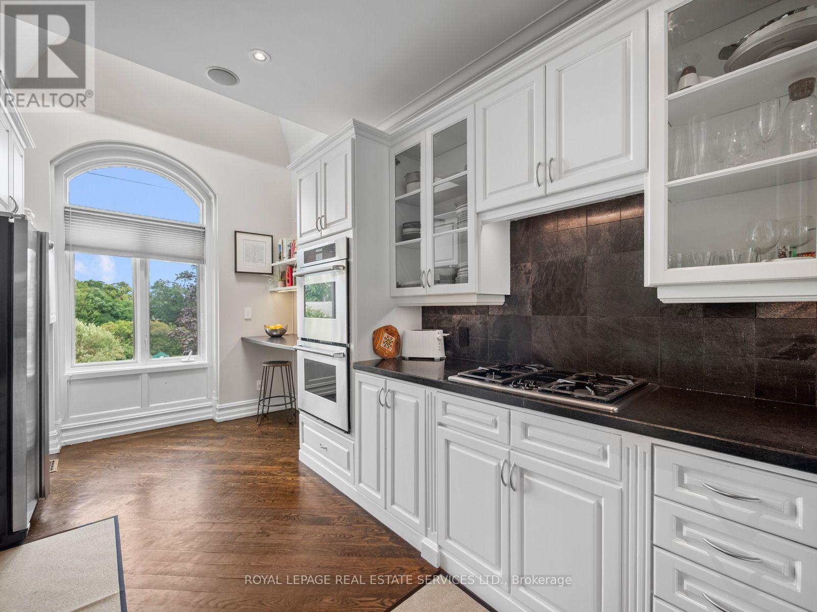 4 - 276 SPADINA ROAD