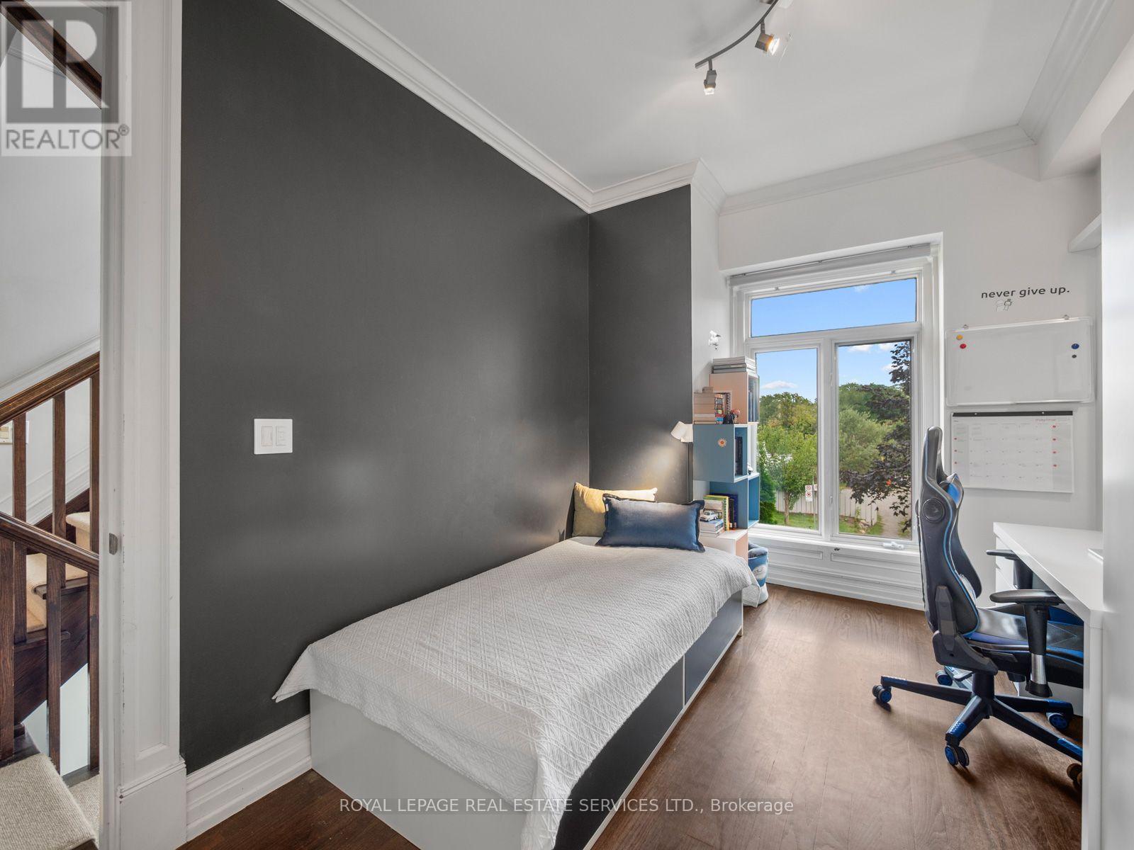 4 - 276 SPADINA ROAD