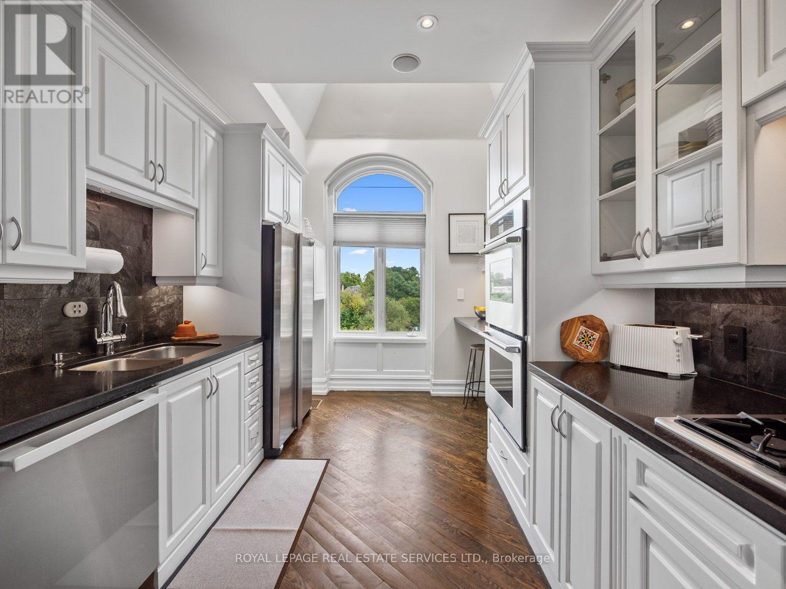 4 - 276 SPADINA ROAD