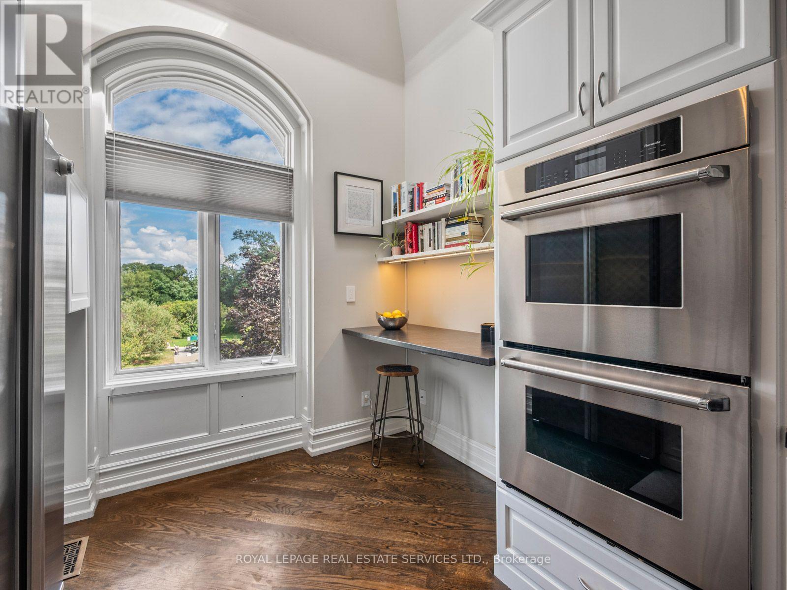 4 - 276 SPADINA ROAD
