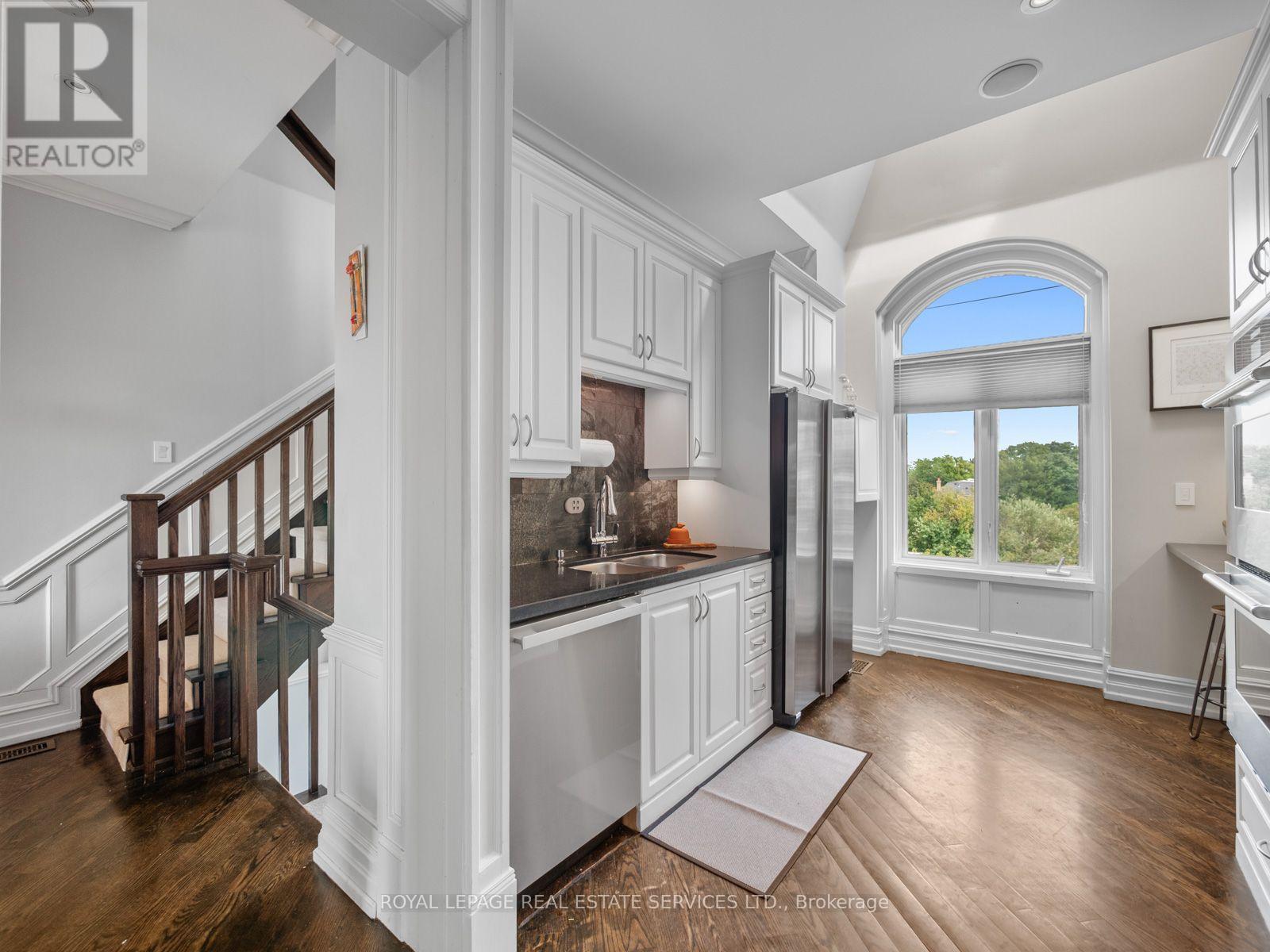4 - 276 SPADINA ROAD