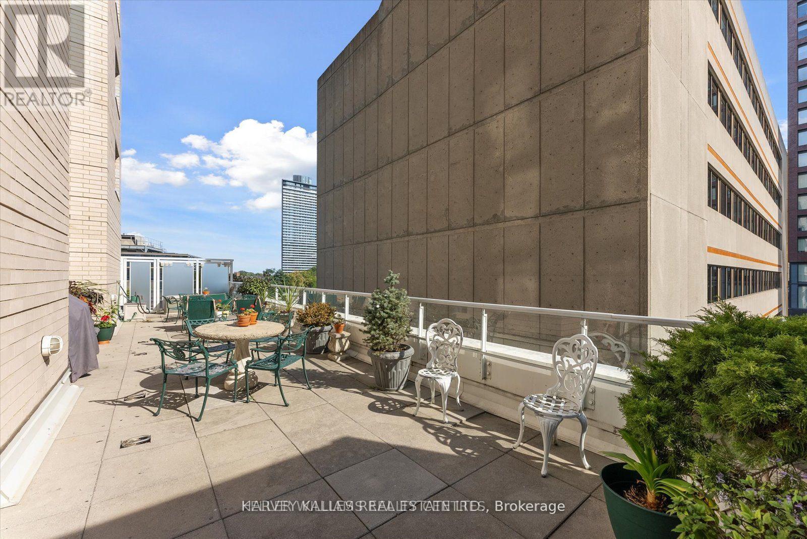PH03 - 409 BLOOR STREET W