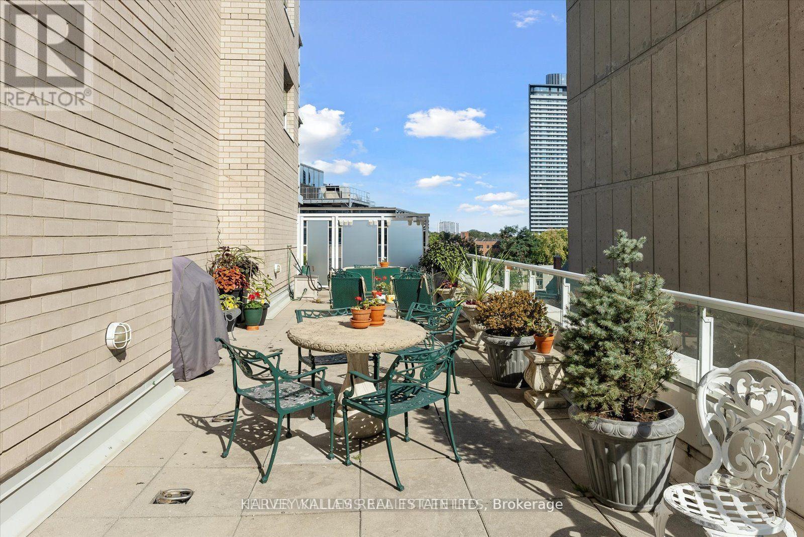 PH03 - 409 BLOOR STREET W