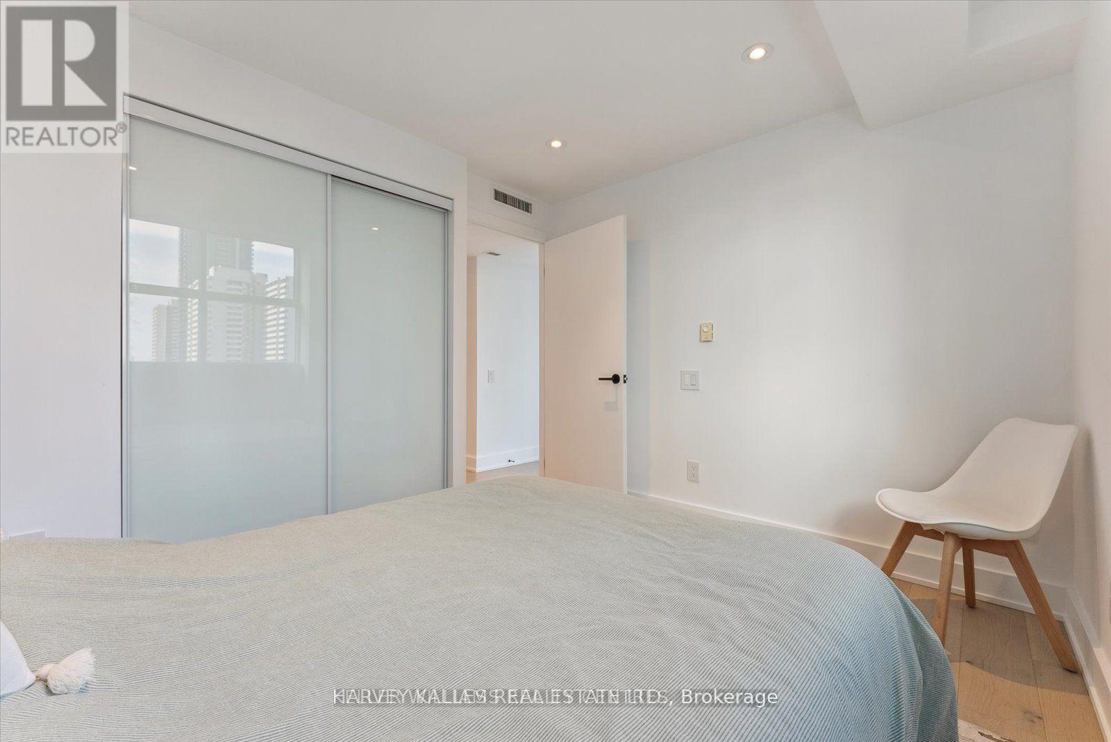 PH03 - 409 BLOOR STREET W