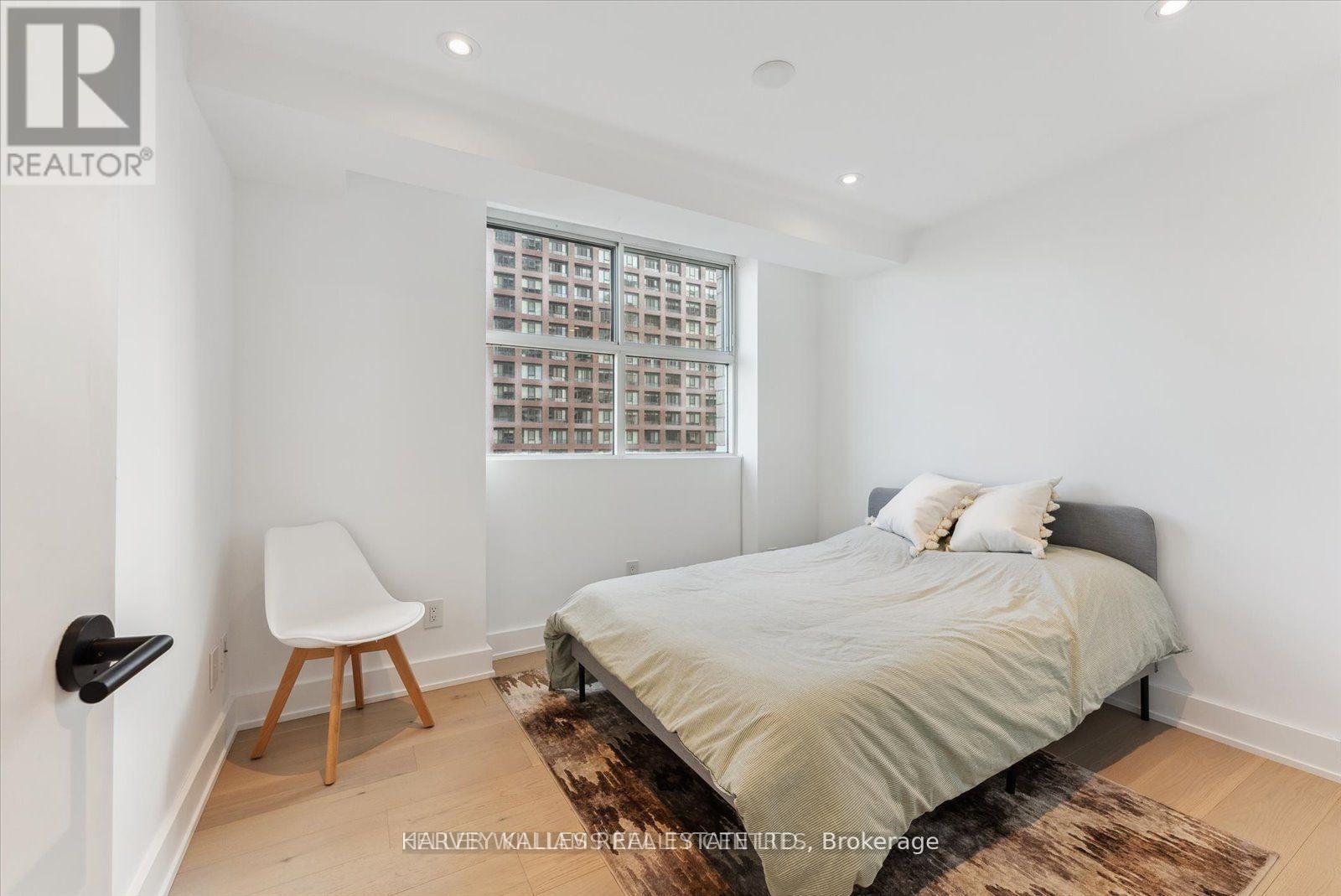 PH03 - 409 BLOOR STREET W