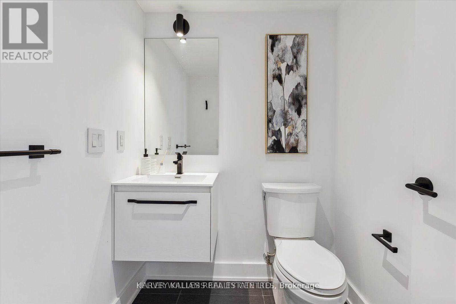 PH03 - 409 BLOOR STREET W