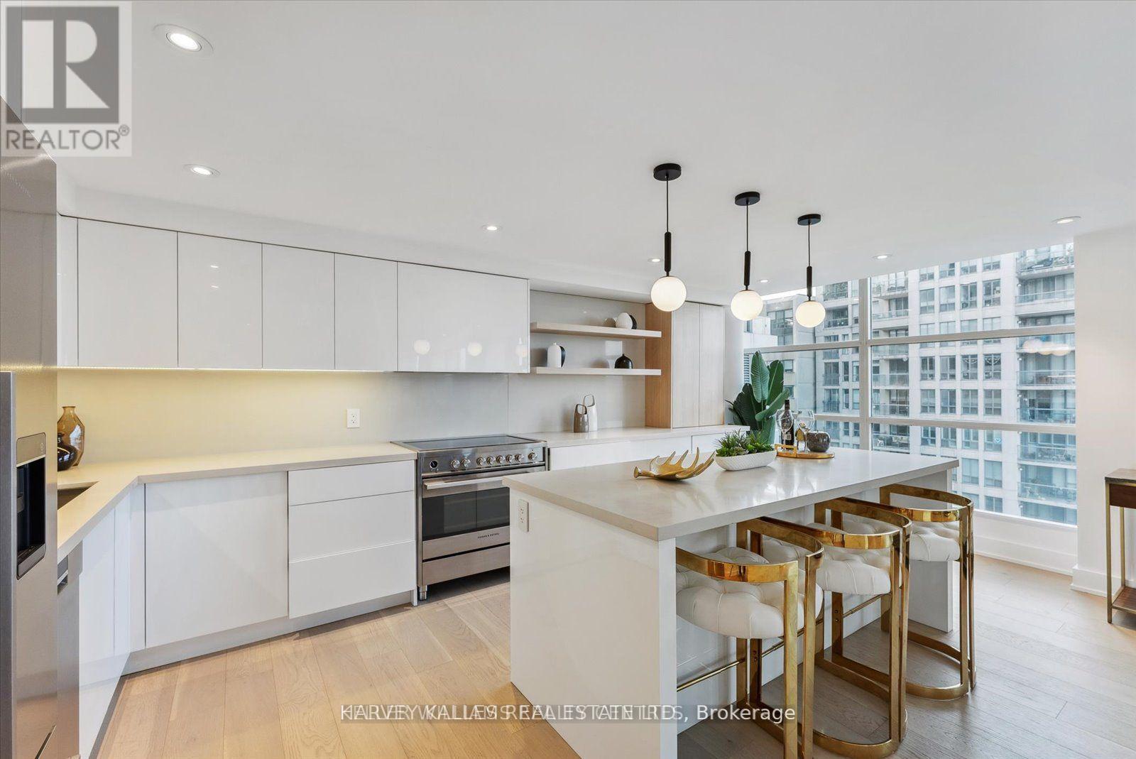 PH03 - 409 BLOOR STREET W