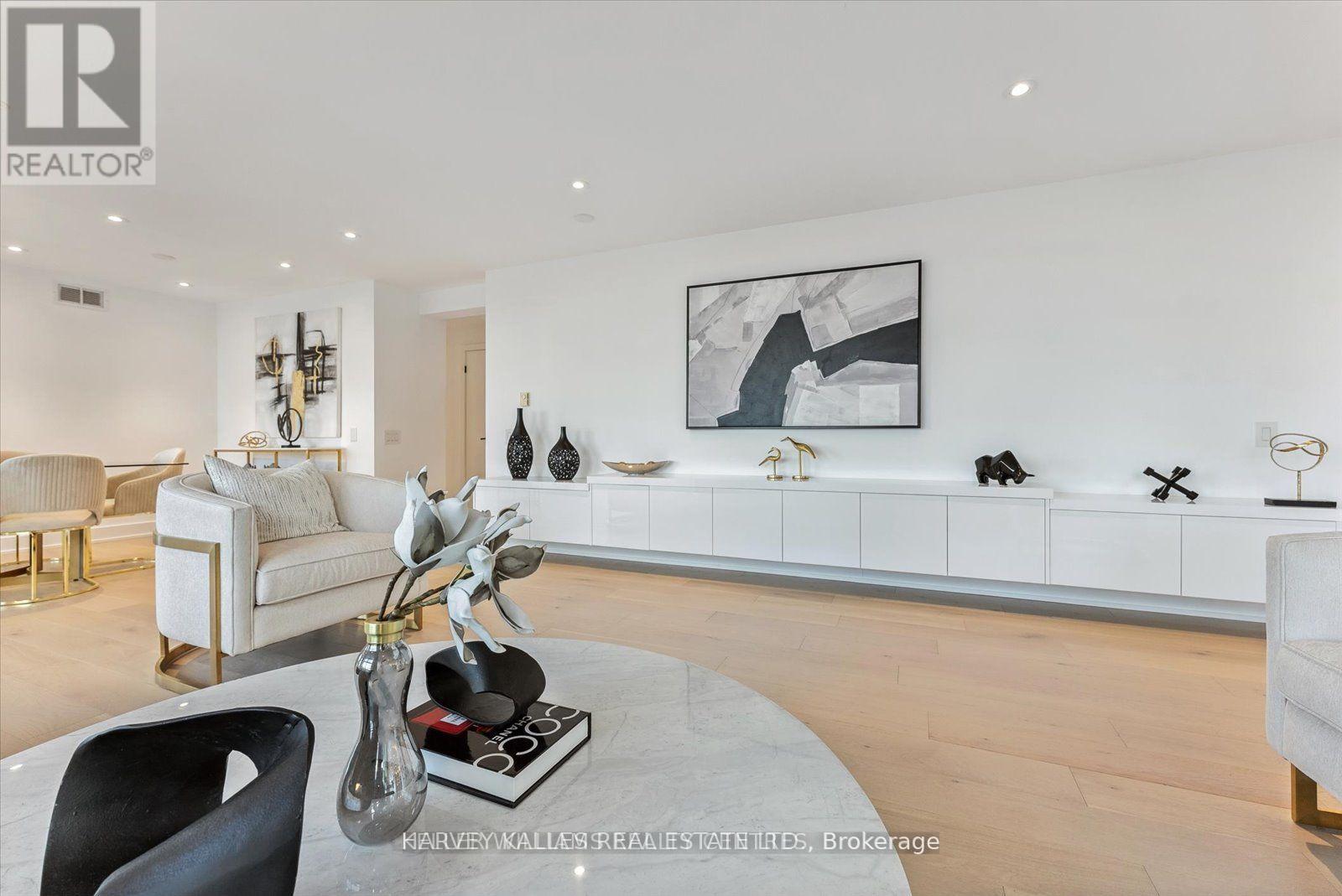 PH03 - 409 BLOOR STREET W