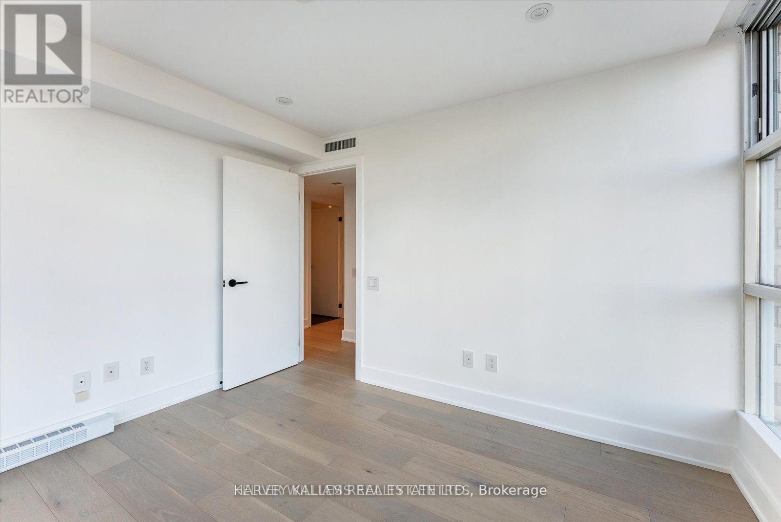 PH03 - 409 BLOOR STREET W