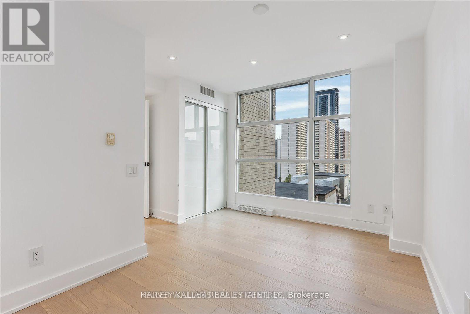 PH03 - 409 BLOOR STREET W