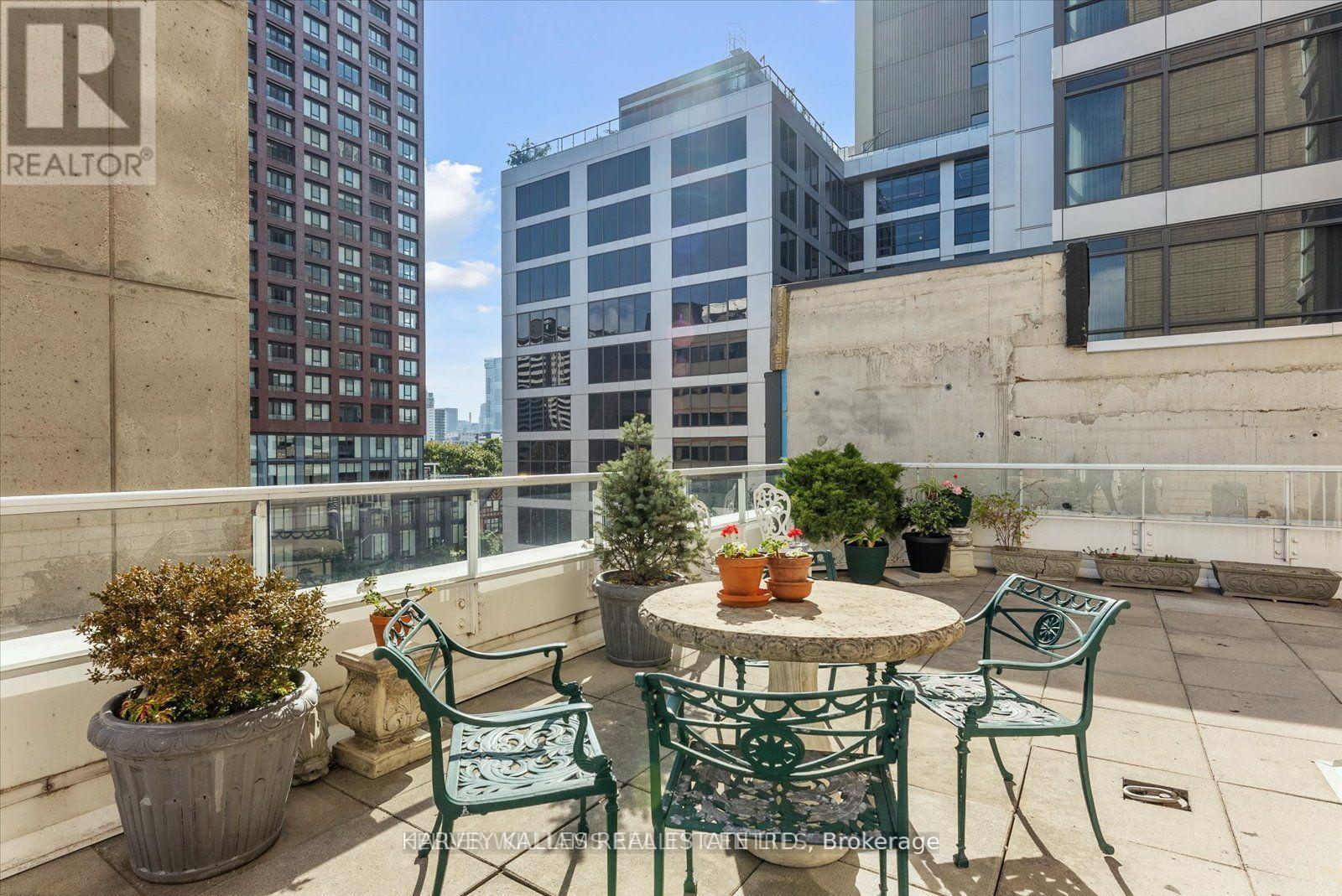 PH03 - 409 BLOOR STREET W