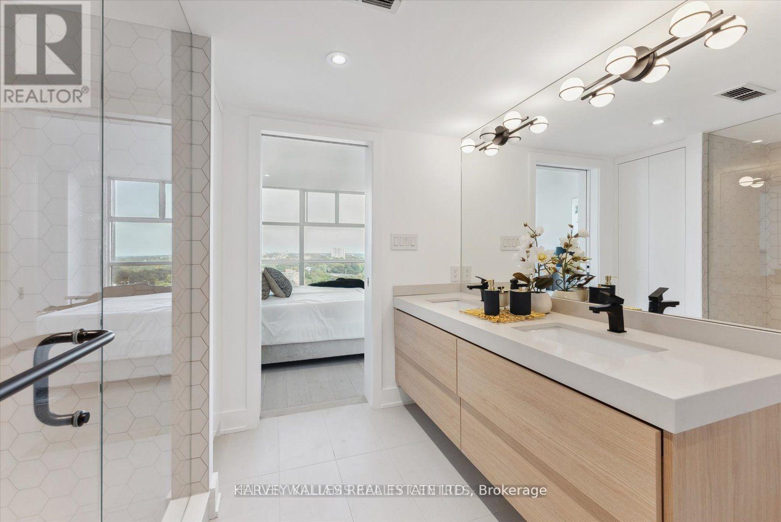 PH03 - 409 BLOOR STREET W