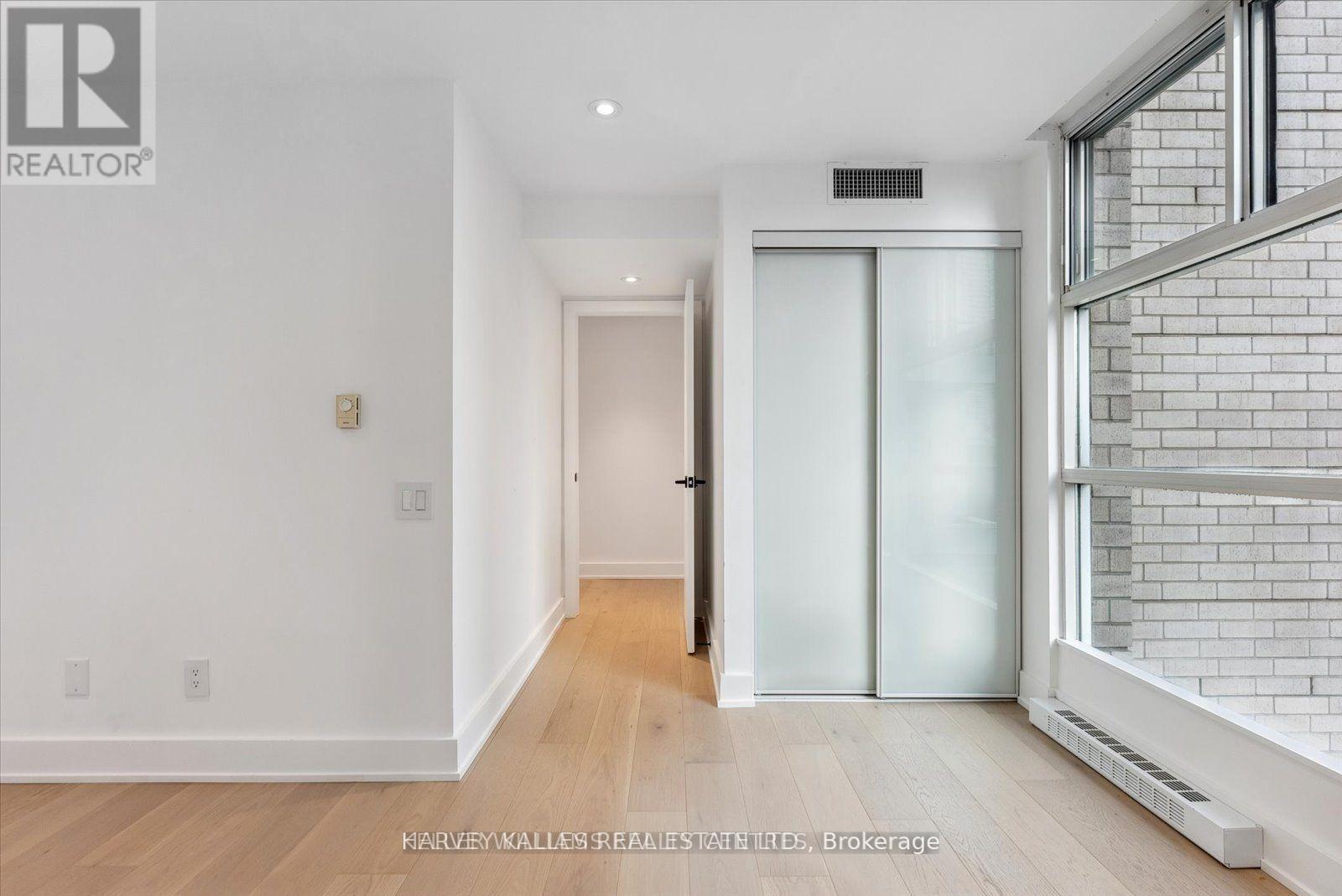 PH03 - 409 BLOOR STREET W