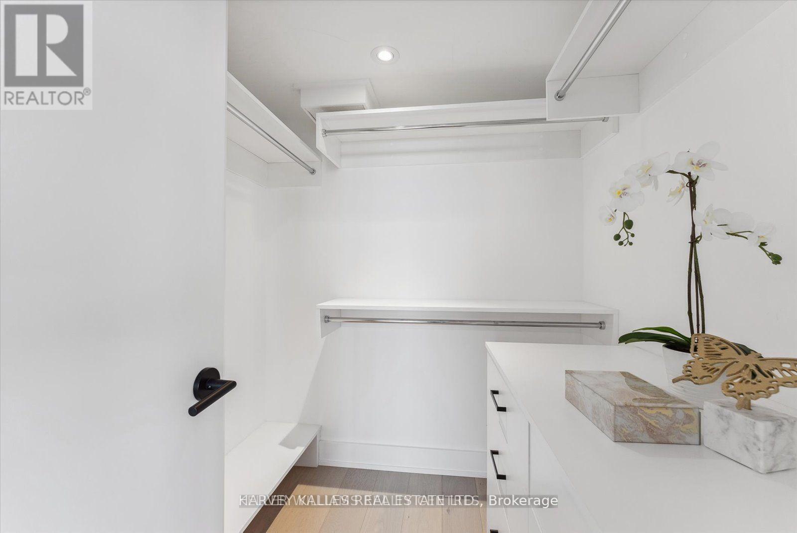 PH03 - 409 BLOOR STREET W