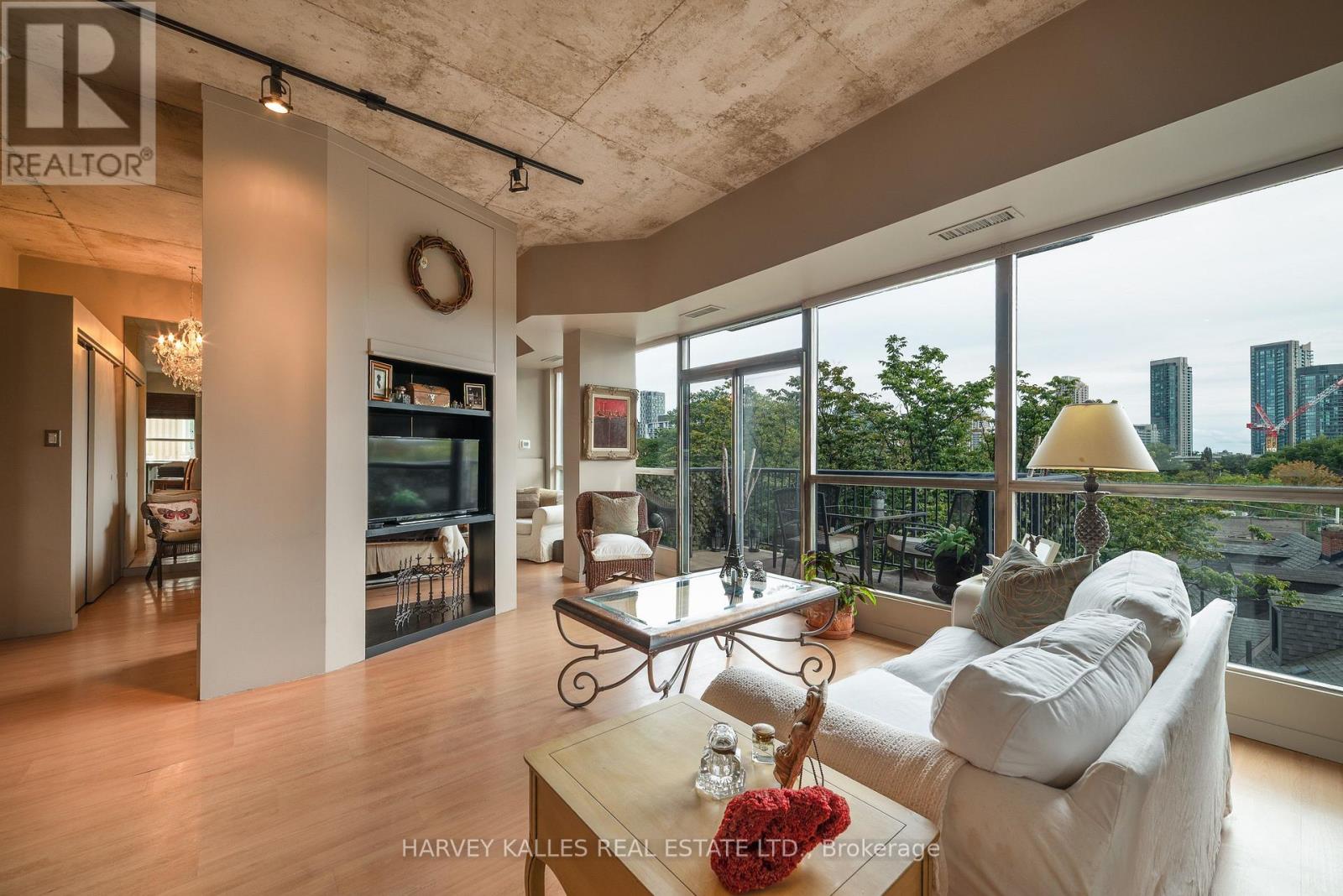 405 - 833 KING STREET W