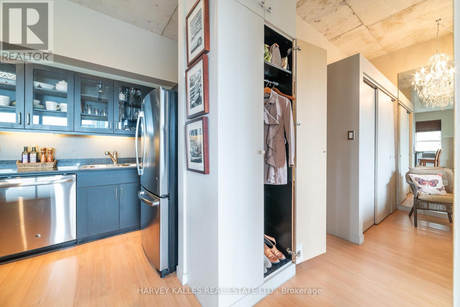 405 - 833 KING STREET W