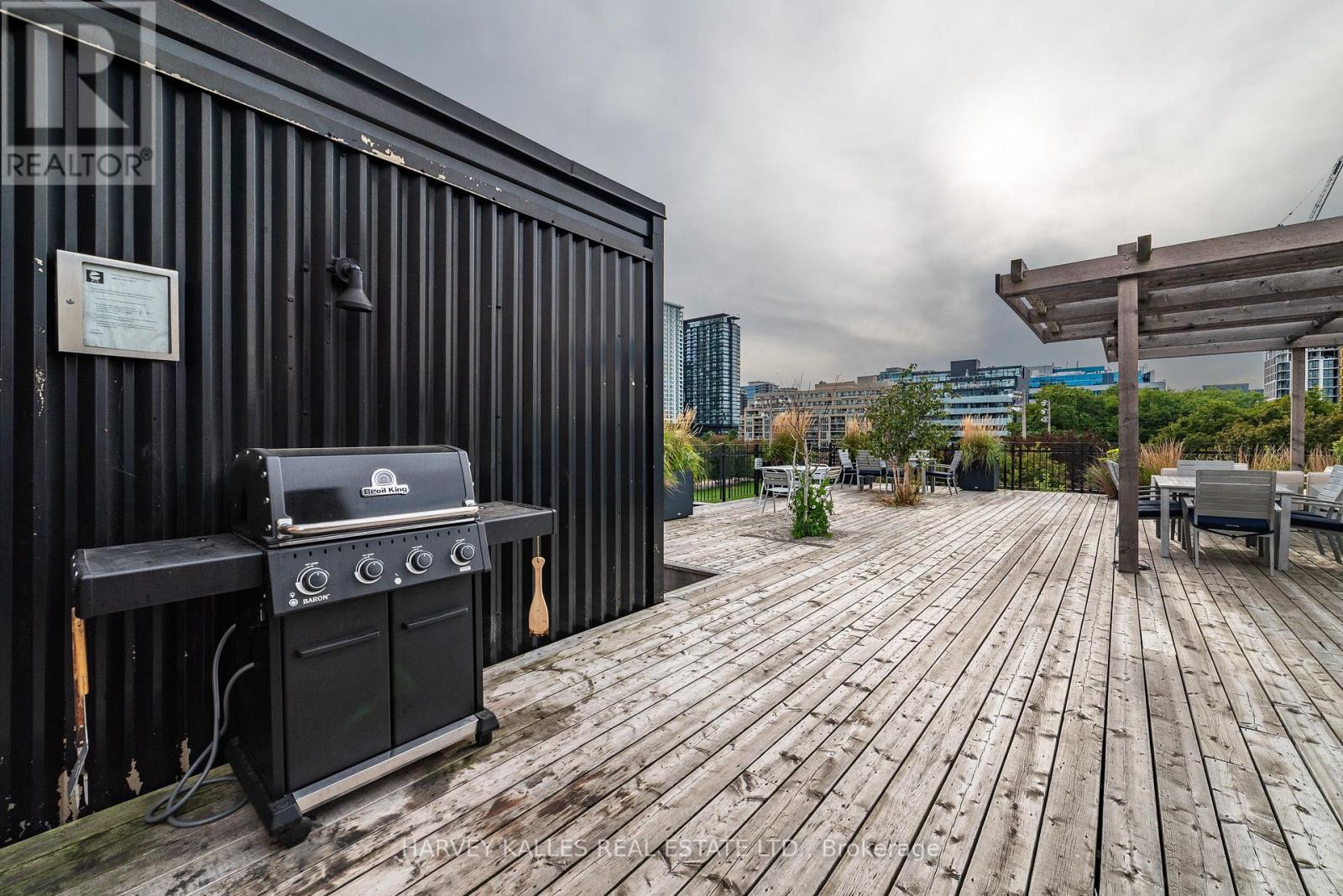 405 - 833 KING STREET W
