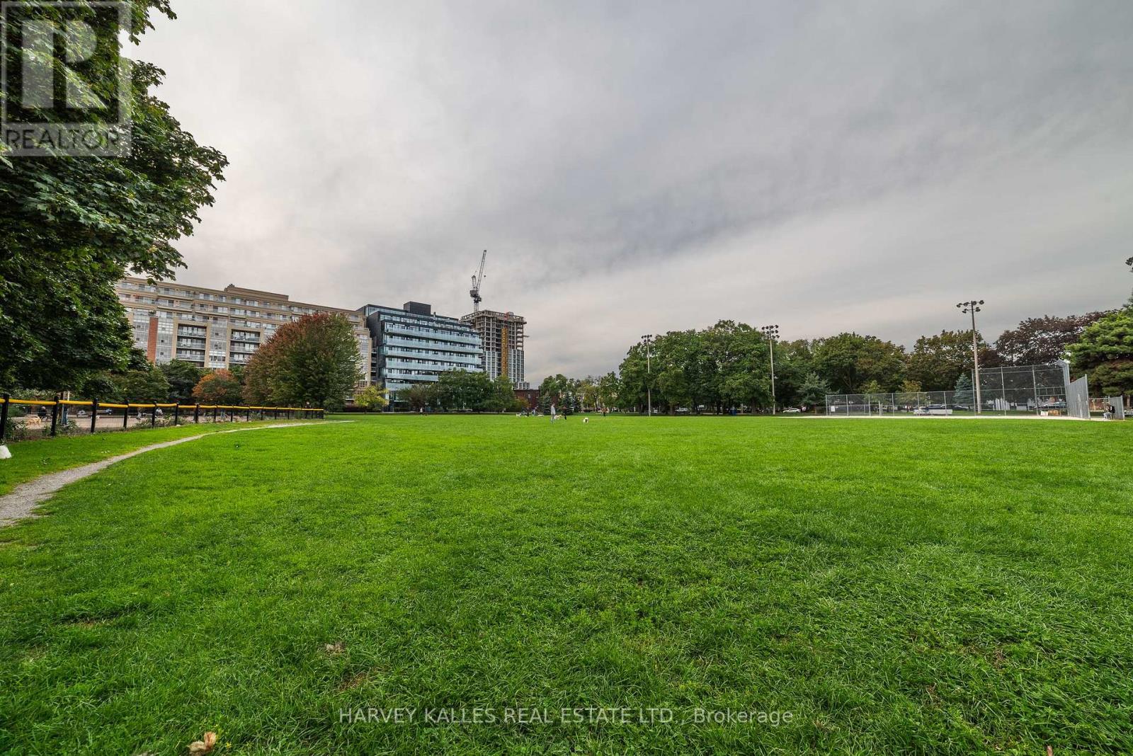 405 - 833 KING STREET W
