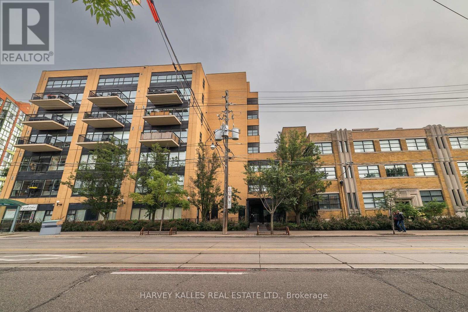 405 - 833 KING STREET W