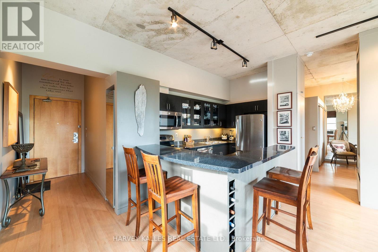 405 - 833 KING STREET W