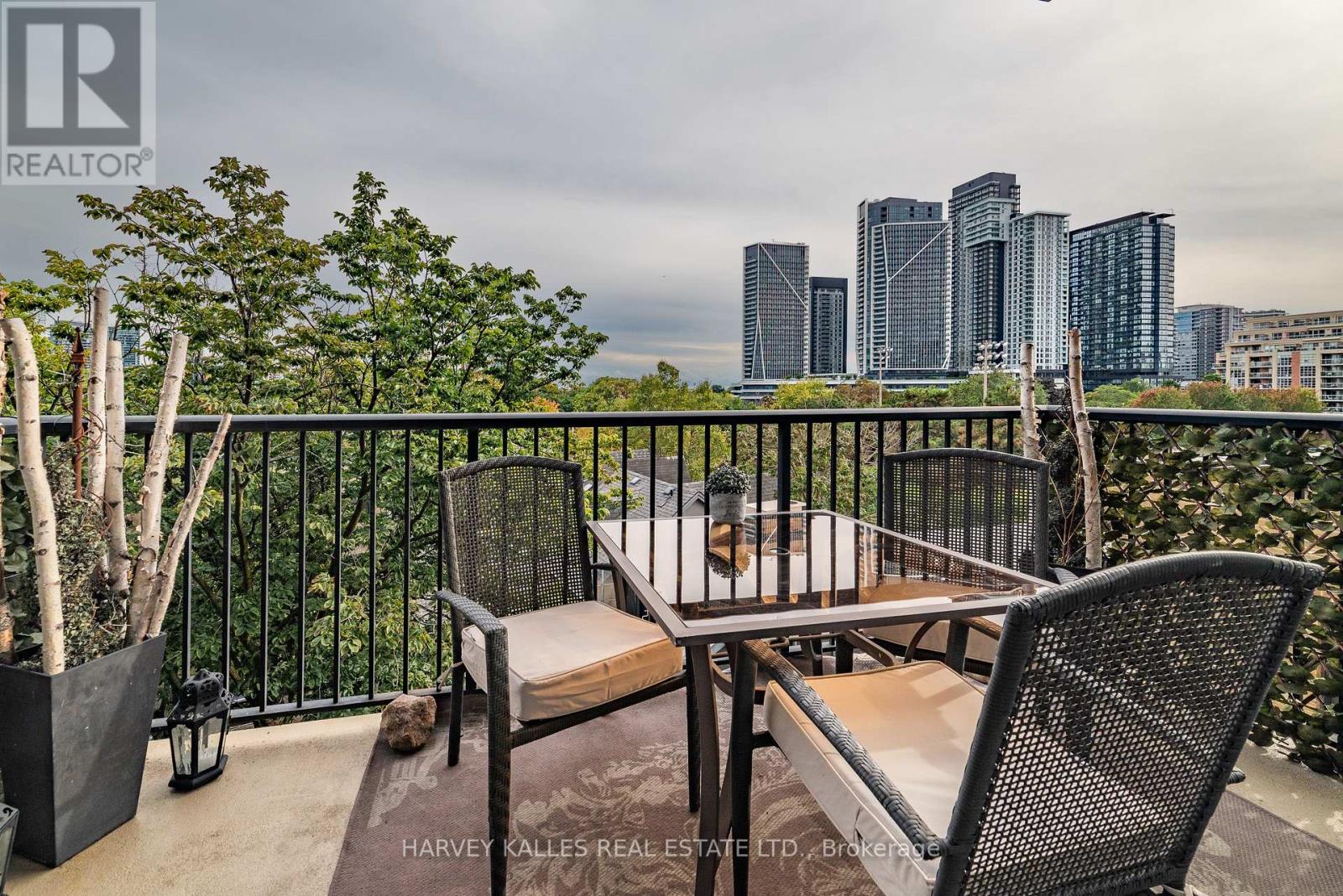 405 - 833 KING STREET W