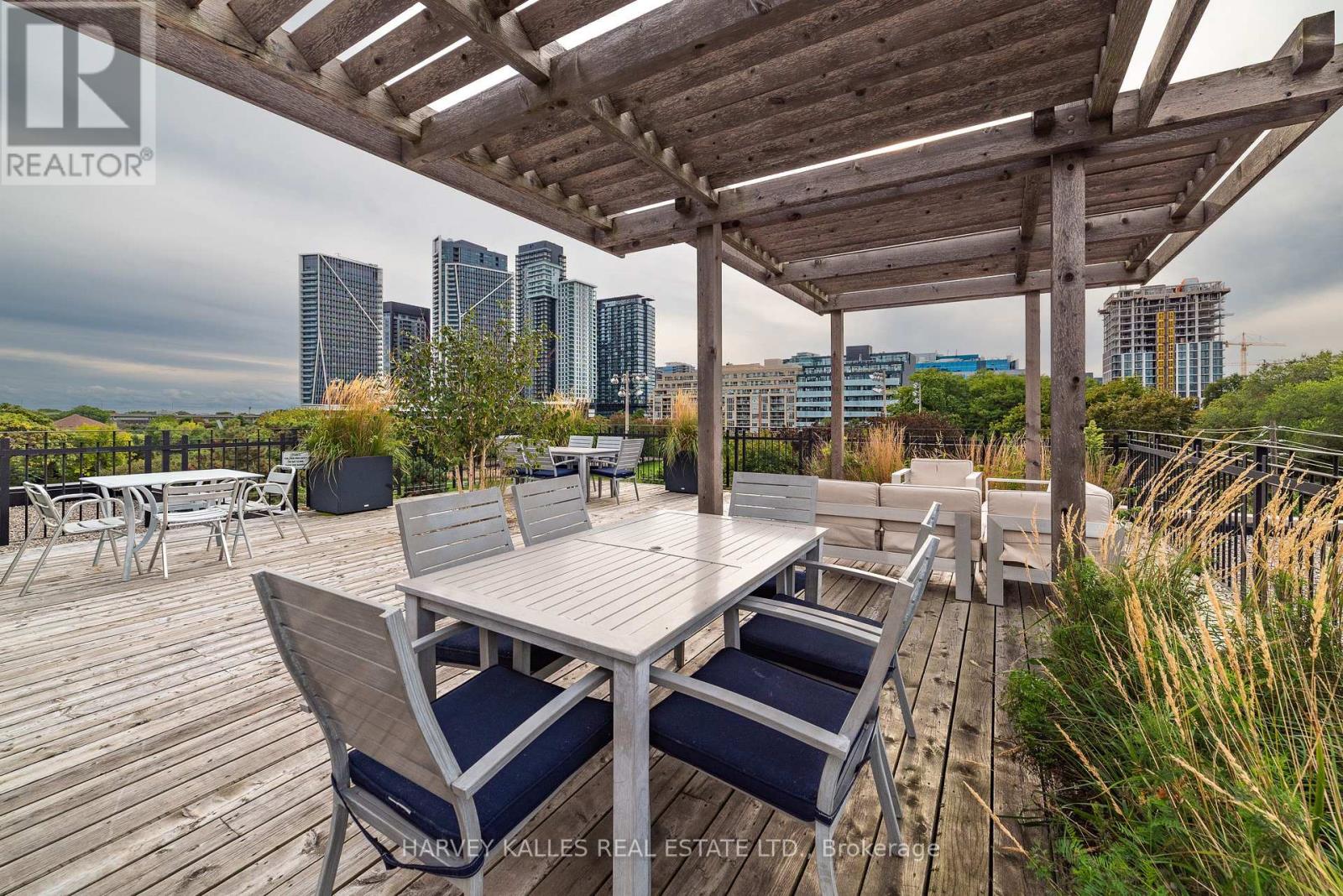 405 - 833 KING STREET W