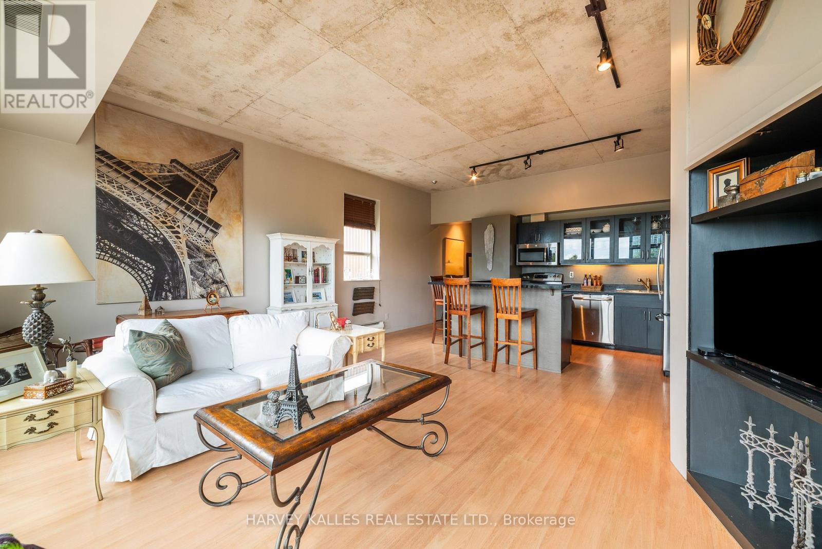 405 - 833 KING STREET W