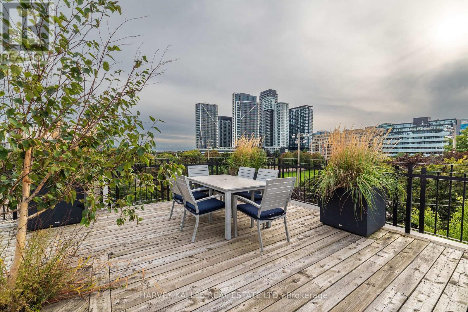 405 - 833 KING STREET W
