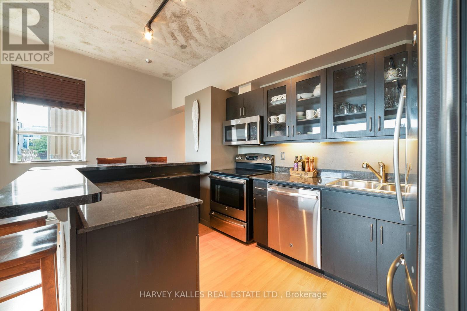 405 - 833 KING STREET W