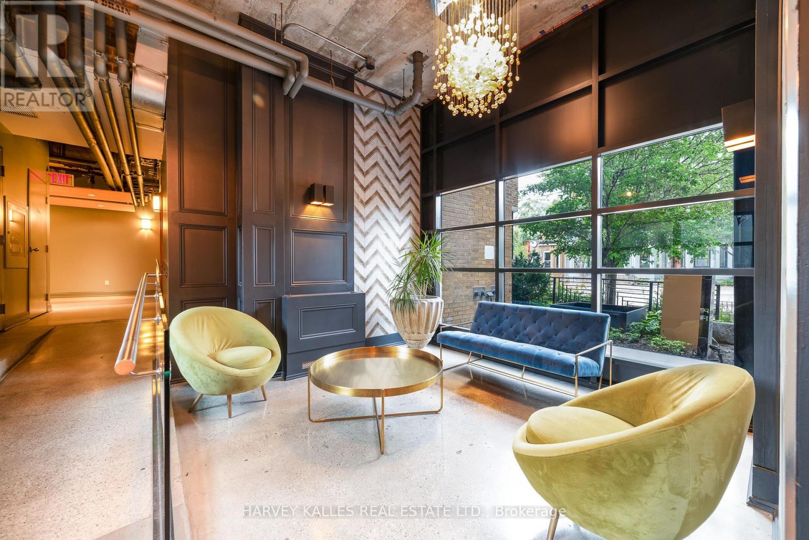 405 - 833 KING STREET W