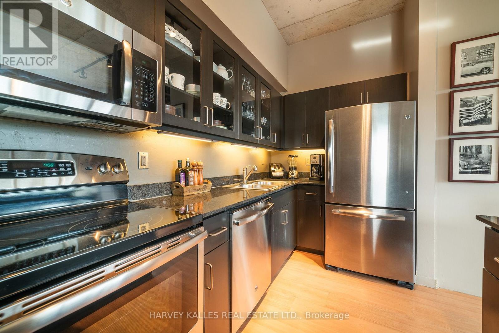 405 - 833 KING STREET W