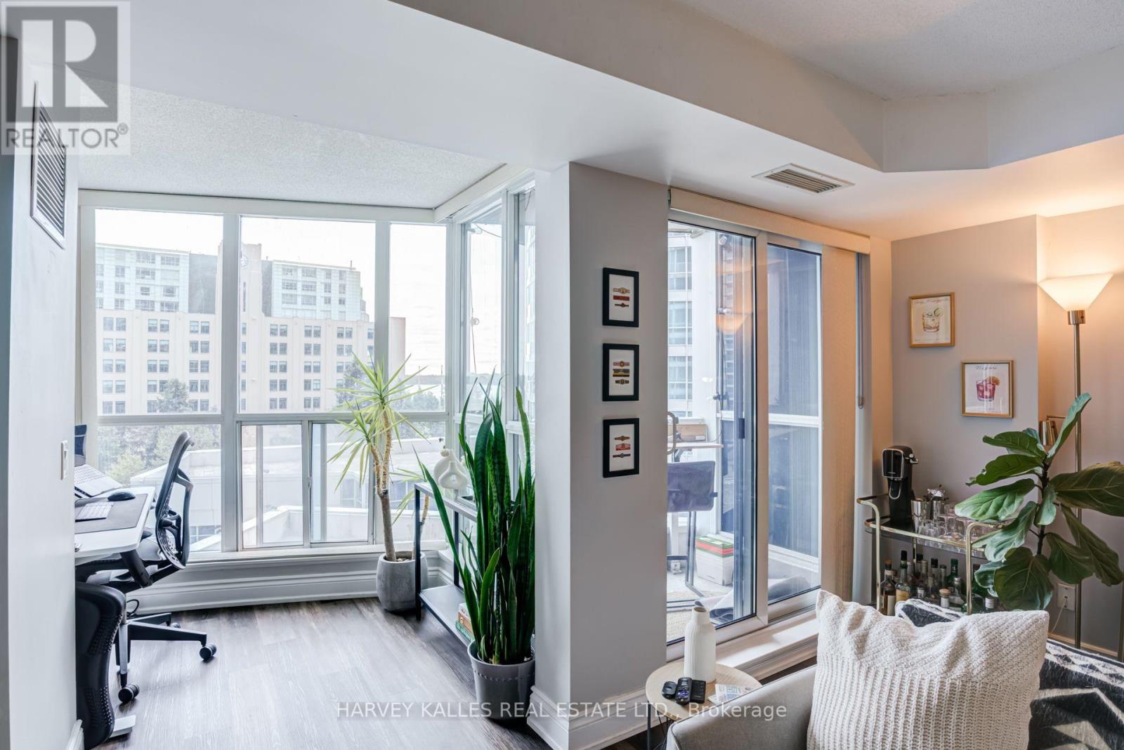 610 - 8 YORK STREET