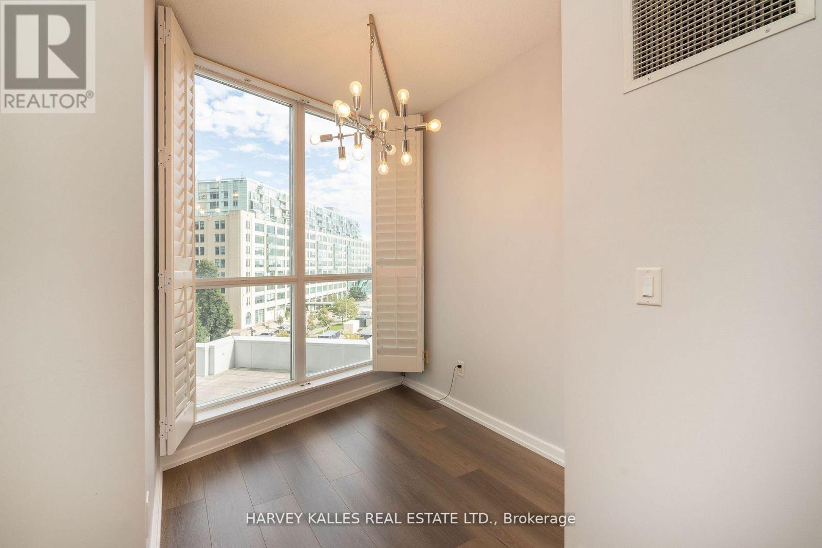 502 - 218 QUEENS QUAY W
