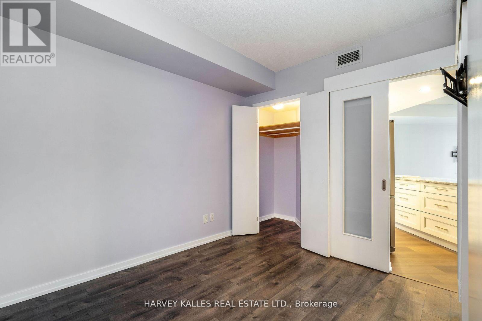 502 - 218 QUEENS QUAY W