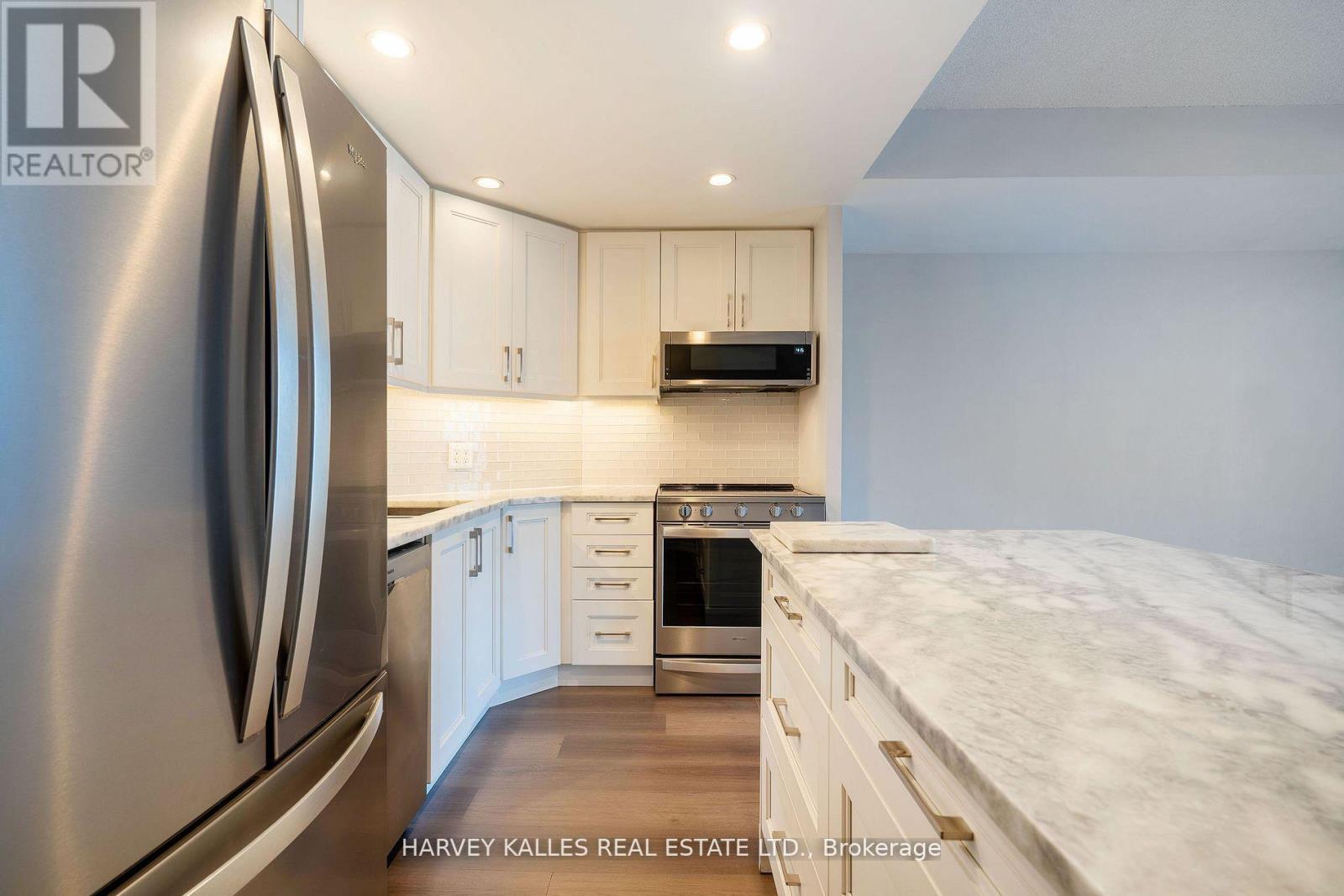 502 - 218 QUEENS QUAY W