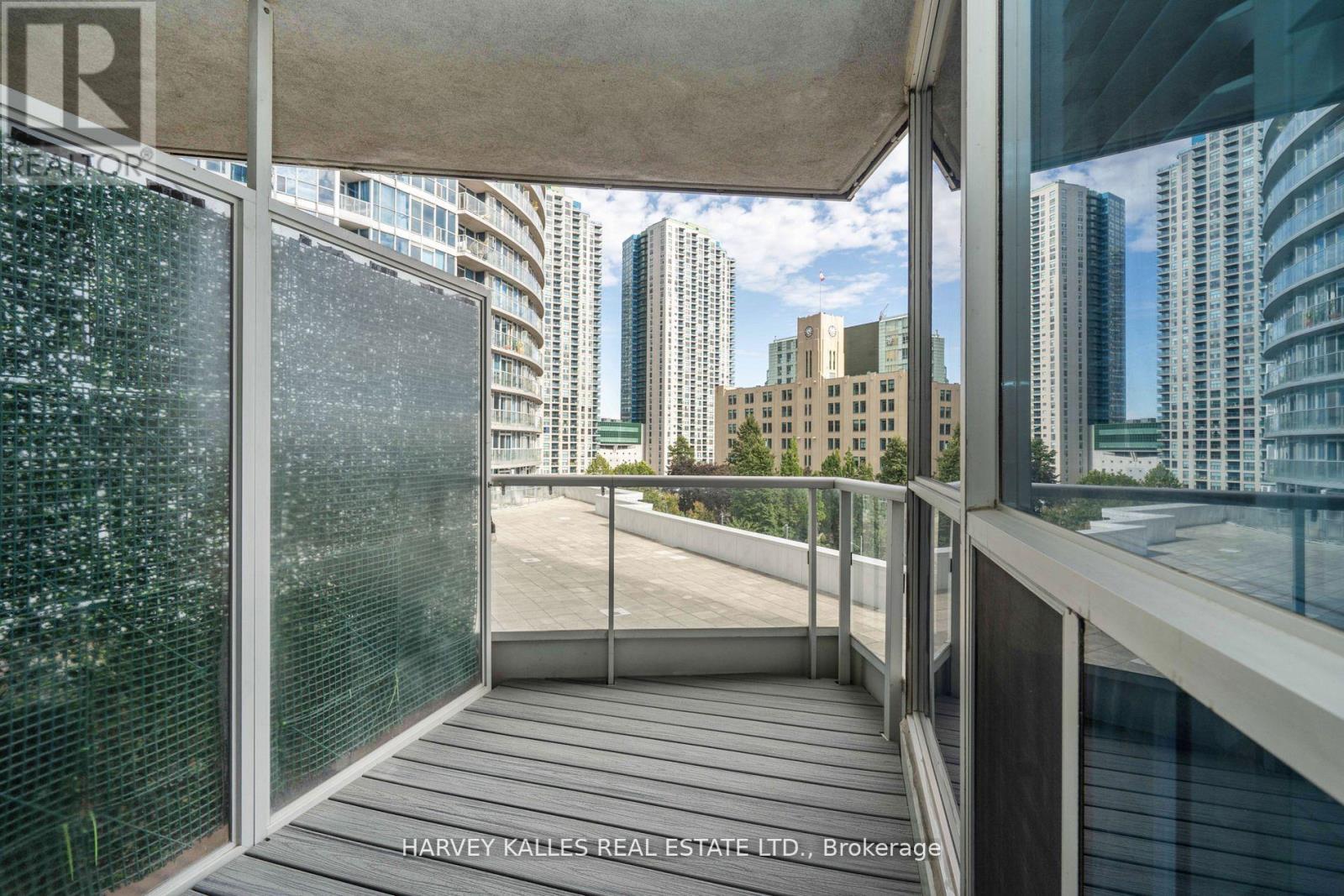 502 - 218 QUEENS QUAY W